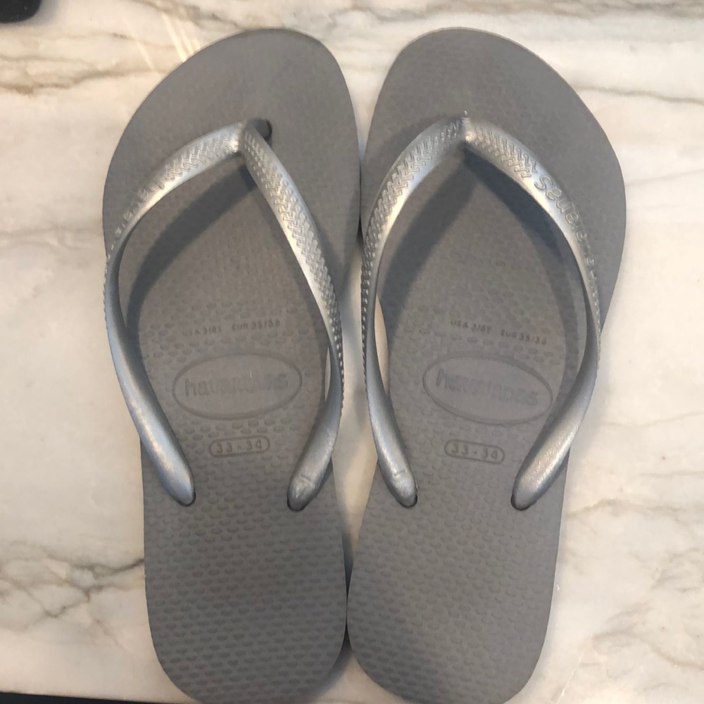 Havainas flip flops in silver. Kids size 3/4